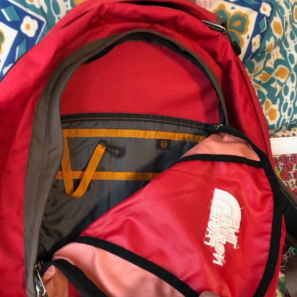 SOLD! The North Face Vault back pack - Picture 2 of 4